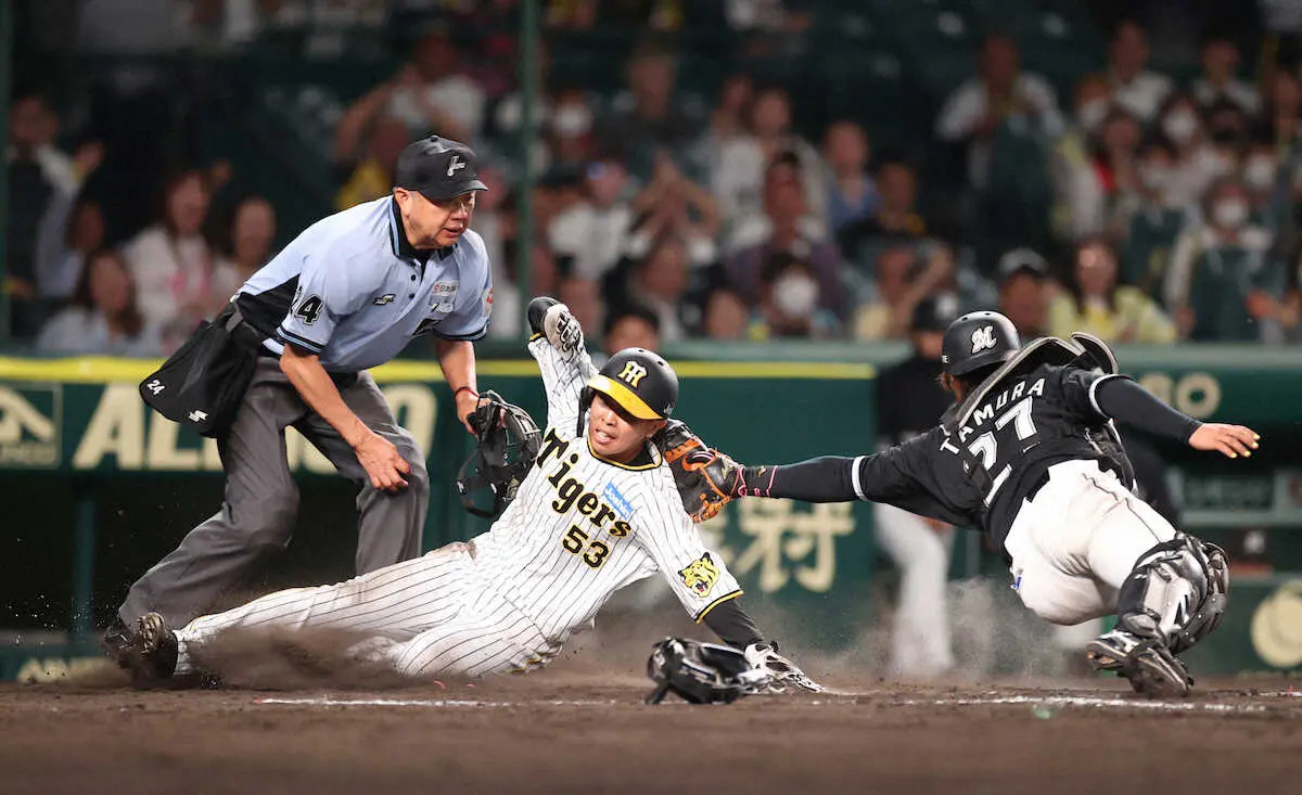 【画像・写真】終盤の甲子園は異様な雰囲気に　ペルドモの5度のけん制に阪神ファンが大ブーイング