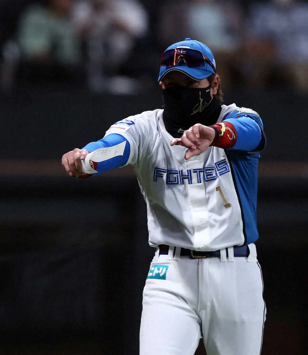 【画像・写真】新庄監督が愛のムチ（笑）　送りバント失敗からスリーバント決めた細川に握手と頭ビタッ！