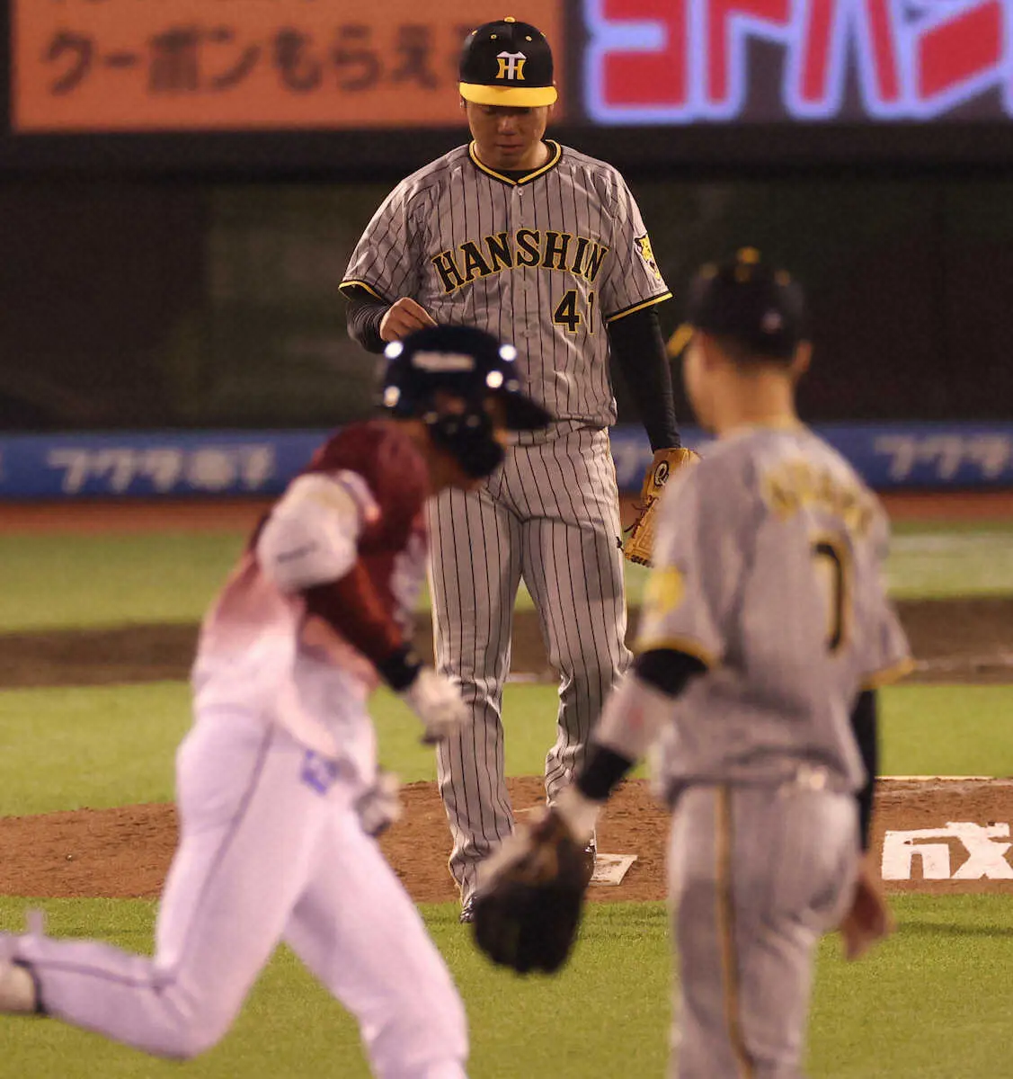 【画像・写真】＜楽・神＞8回無死、辰己（手前左）にソロ本塁打を放浴びて肩を落とす村上（撮影・北條　貴史）