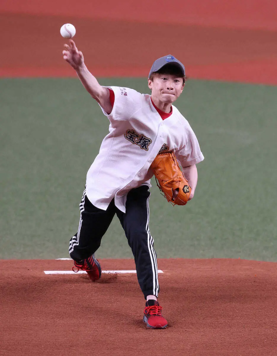 【画像・写真】池添謙一　91キロのワンバン投球に苦笑い「70点ぐらいかな」　京セラドームで始球式