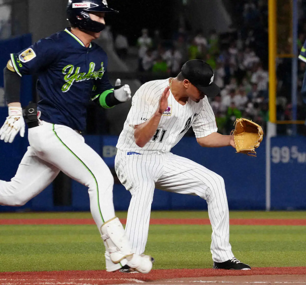 【画像・写真】ロッテ・カスティーヨ　来日初勝利の権利持って降板　守備でも軽快プレー連発
