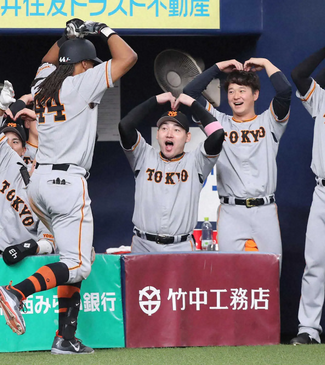 【画像・写真】巨人ウォーカー　丸の満塁弾に「いい影響をもらった」と2戦連発　原監督「前半は弟なのかね」