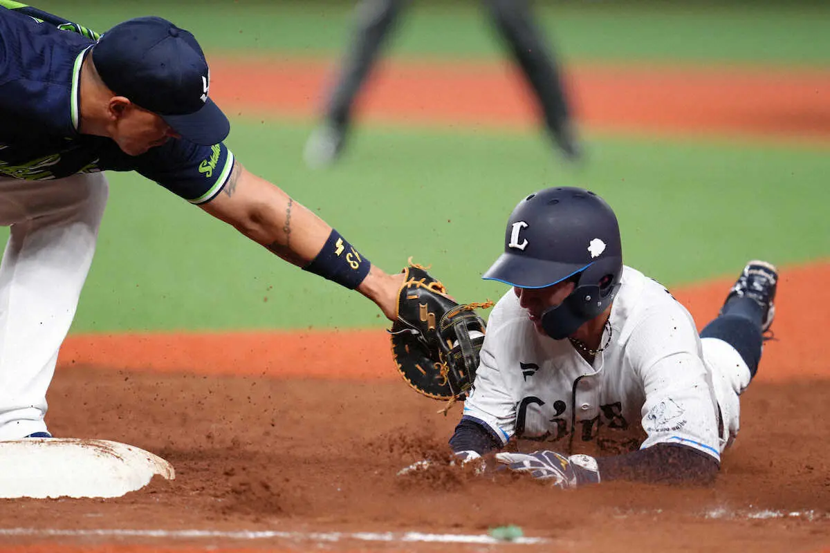 【画像・写真】ヤクルト・古賀　「ピックオフ」異名に恥じぬ好送球連発　「同姓同郷捕手対決」試合は敗れるも存在感