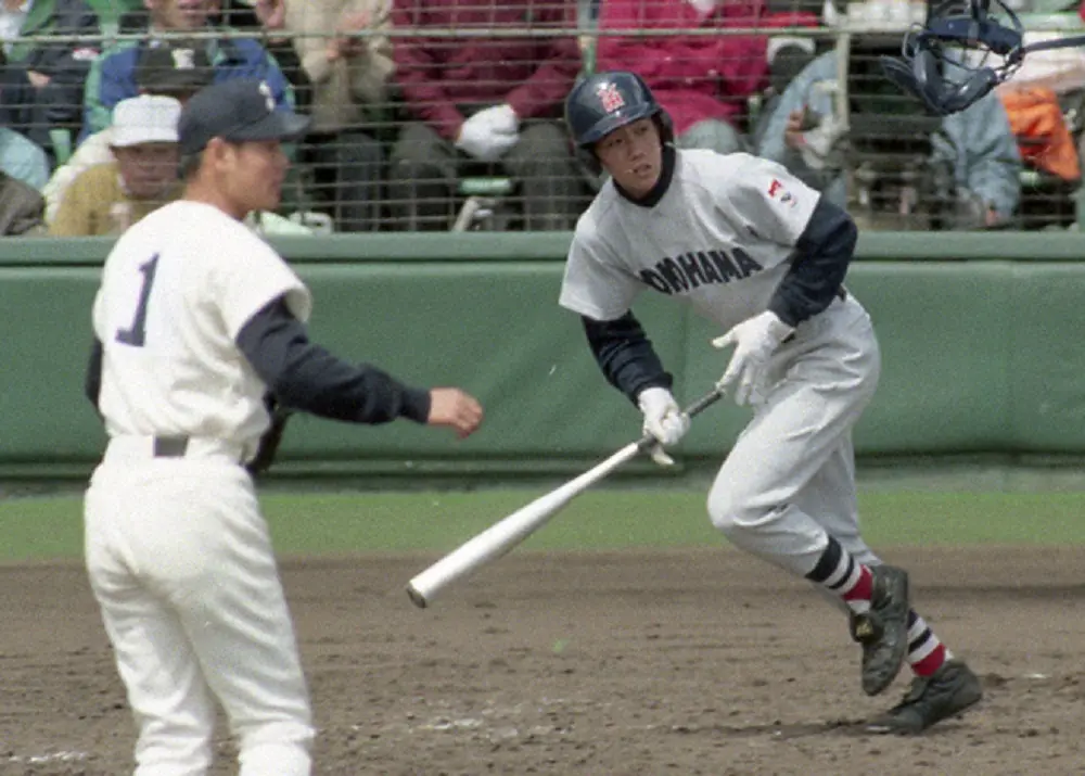 【画像・写真】1998年、第70回選抜高等学校野球大会準決勝ＰＬ学園―横浜の７回１死二、三塁、横浜・松坂（右）がＰＬ学園・上重聡から敵失を呼ぶ三塁ゴロを放つ