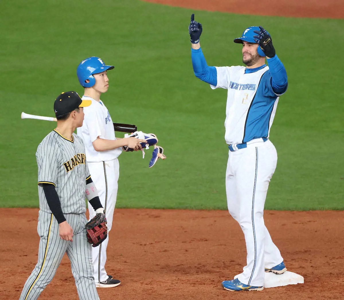 【画像・写真】日本ハム・マルティネス　二塁打から本塁打へ変更　キャリアハイに並ぶ8号ソロが反響「喜び走り可愛い」