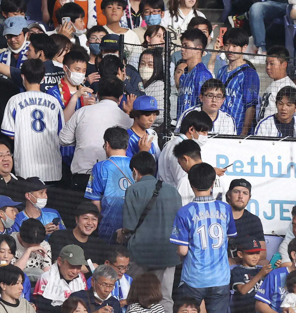 【画像・写真】DeNA・バウアーがスタンドから私服でオリックス戦観戦　一般ファンに気づかれ…退席