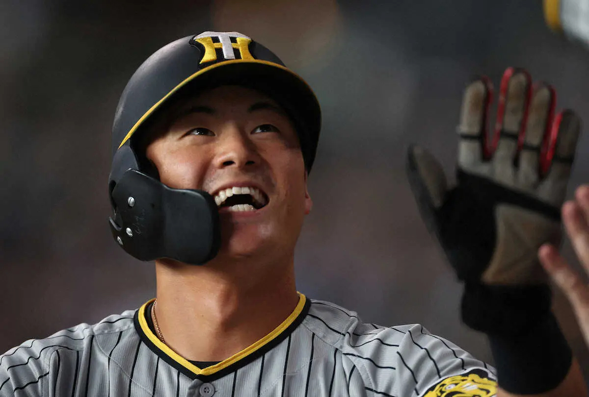 【画像・写真】＜日・神＞2回1死三塁、先制のホームを踏みナインの出迎えに笑顔の前川（撮影・北條　貴史）