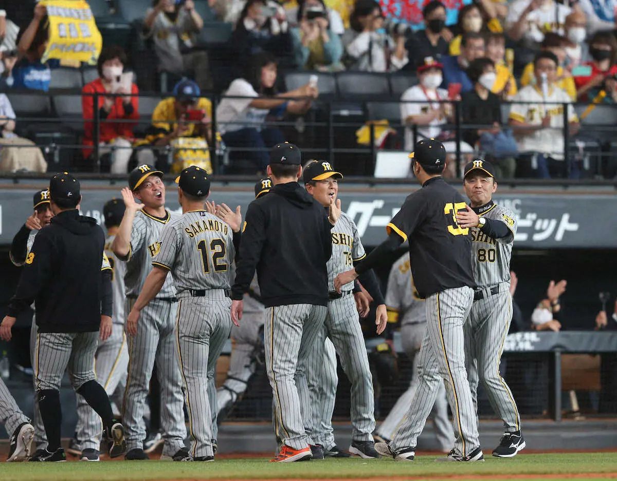 【画像・写真】交流戦＜日・神＞勝利に喜ぶ岡田監督ら（撮影・高橋　茂夫）
