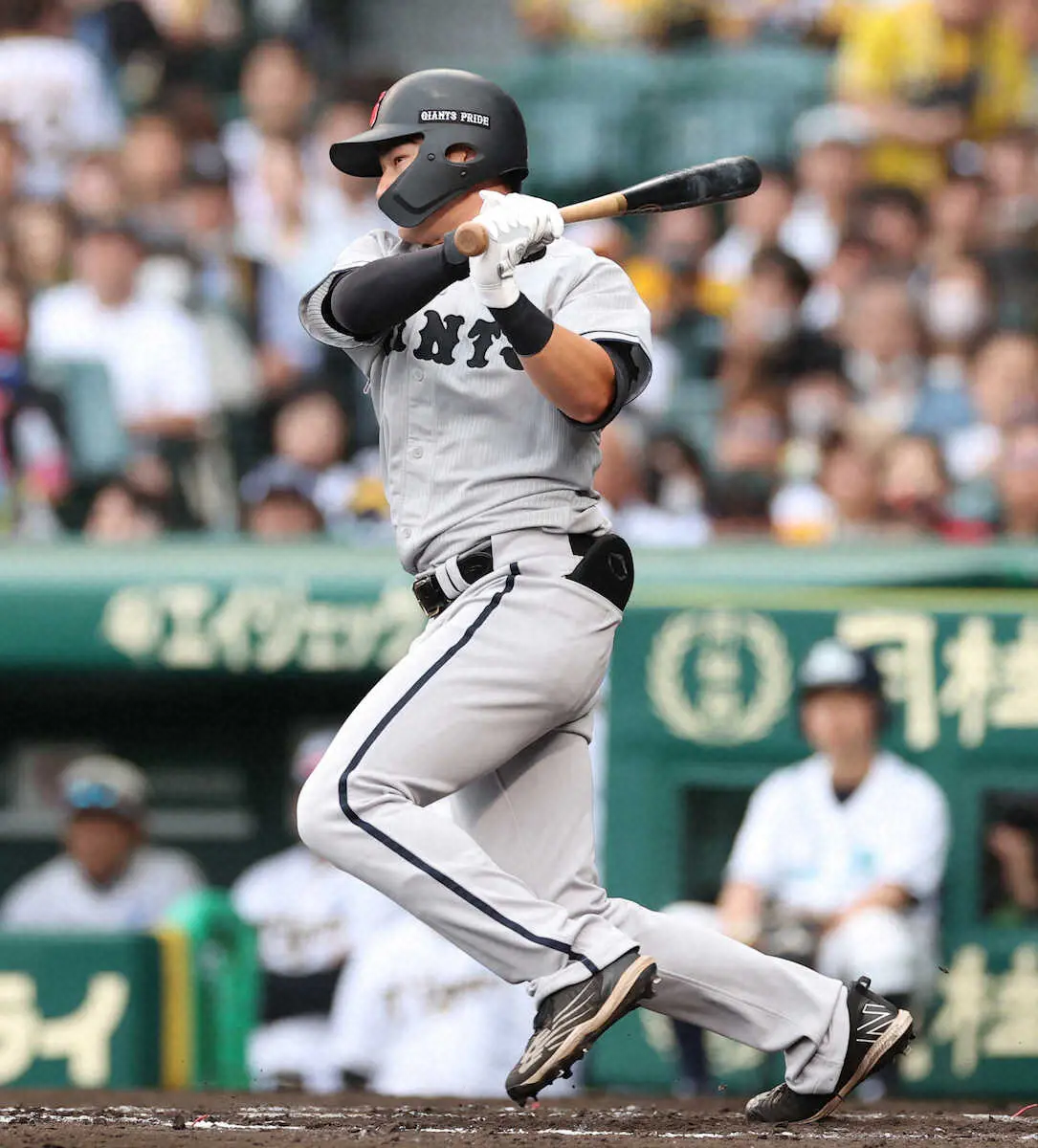 【画像・写真】5月28日阪神戦の8回無死、萩尾はプロ初安打となる遊撃内野安打を放つ（撮影・北條　貴史）