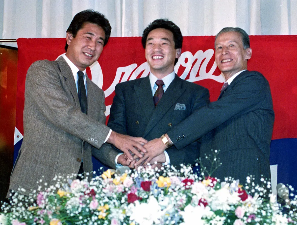 【画像・写真】1986年、ロッテから中日にトレード移籍した落合は星野監督(左)、中山球団社長(右)とがっちり握手