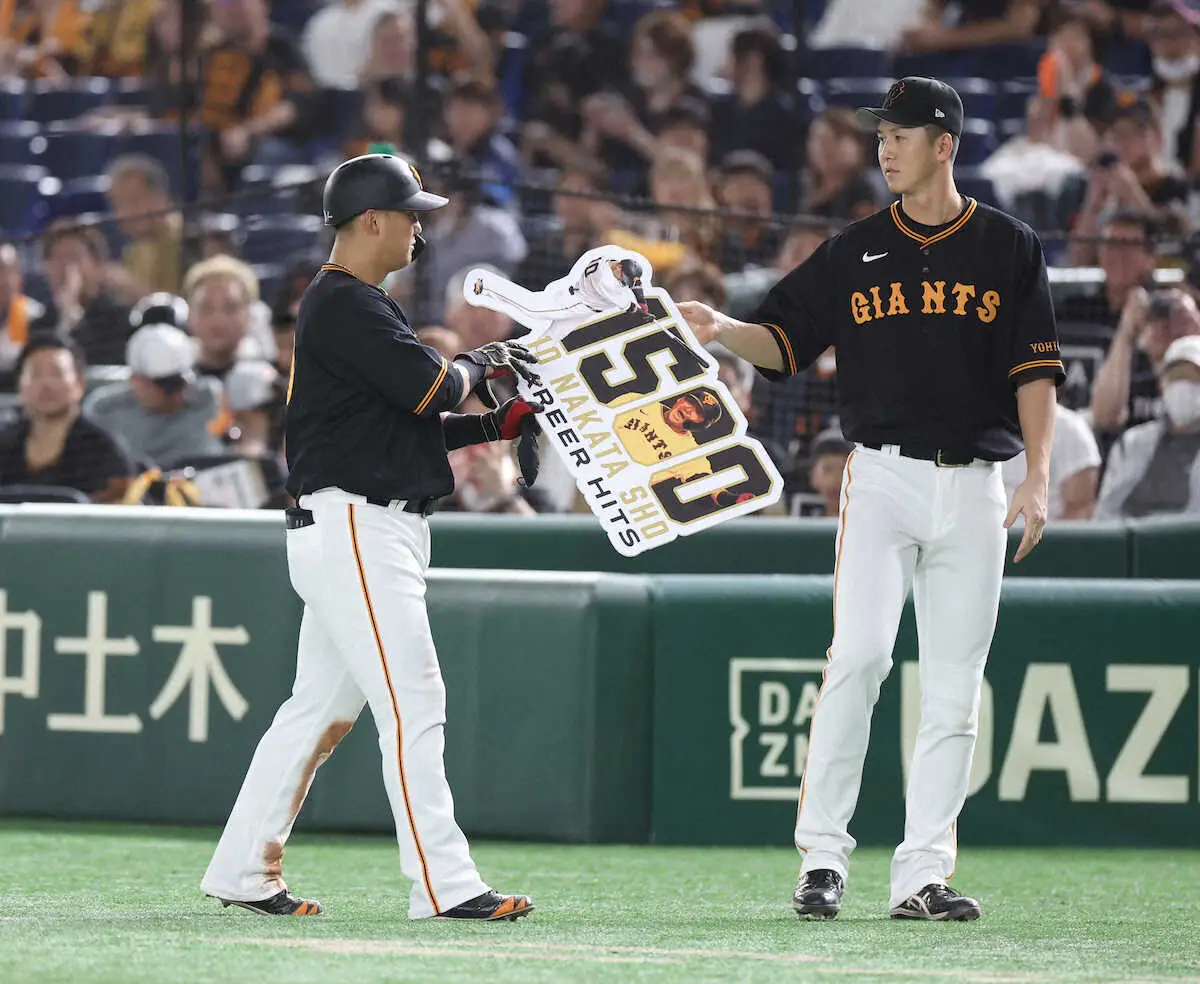 【画像・写真】巨人・中田翔が1500安打達成　プロ初打席初安打デビューから5135日目　“弟子”秋広から記念ボード