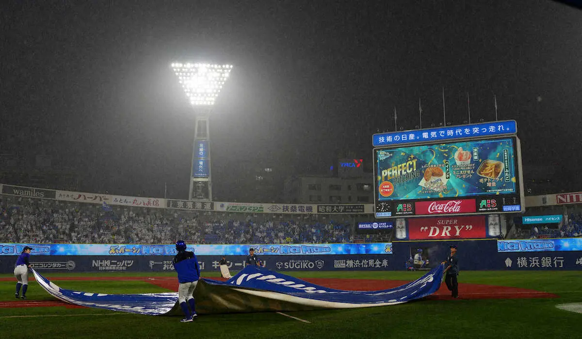 ＜D・日＞2回、雨で試合中断する横浜スタジアム（撮影・島崎忠彦）