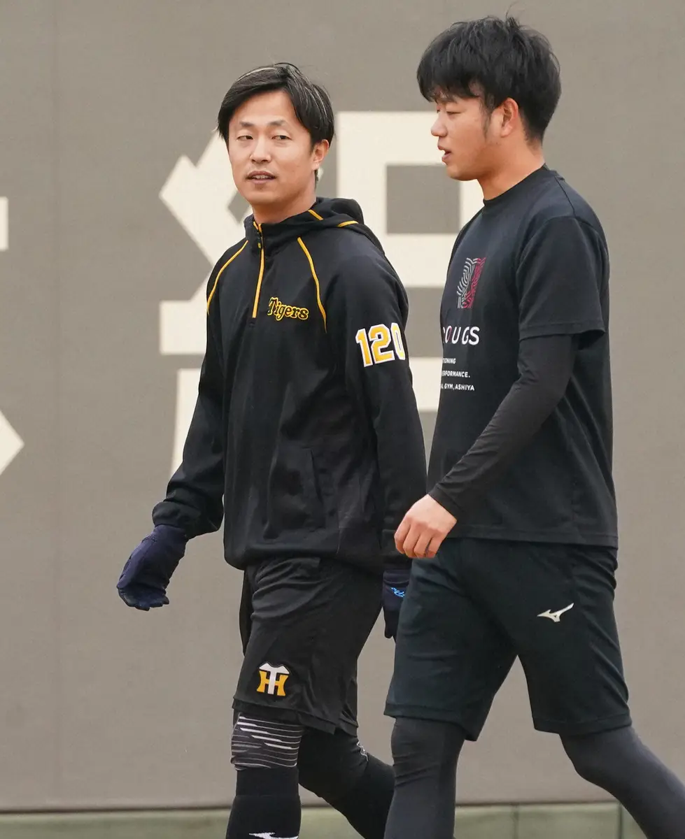 【画像・写真】高橋（右）と話す島本（21年12月撮影）