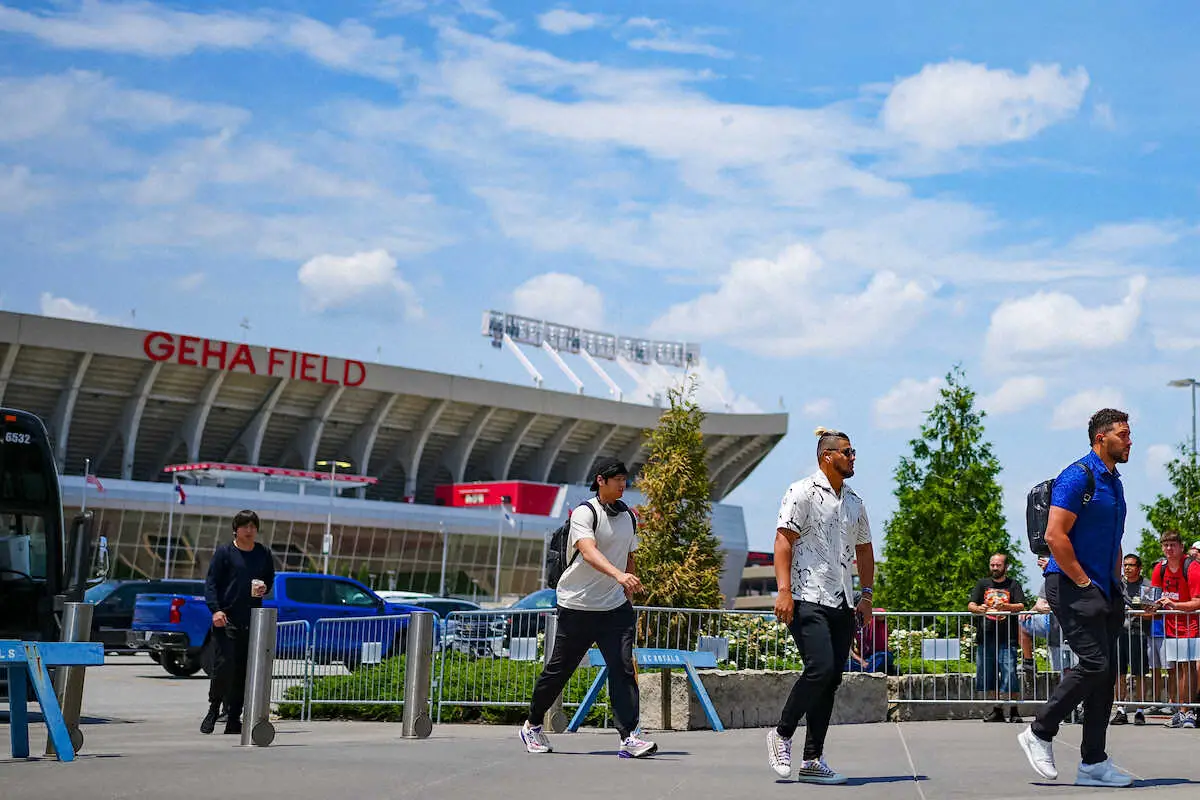 【画像・写真】＜ロイヤルズ・エンゼルス＞球場入りする大谷ら（撮影・会津　智海）