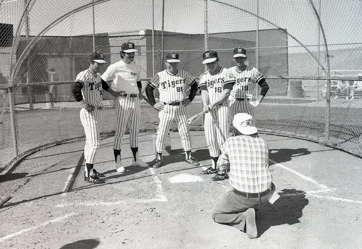 【画像・写真】1981年2月13日、阪神のテンピキャンプで地元カメラマンの前でポーズをとる（左から）掛布雅之、江本孟紀、中西太監督、岡田彰布、小林繁