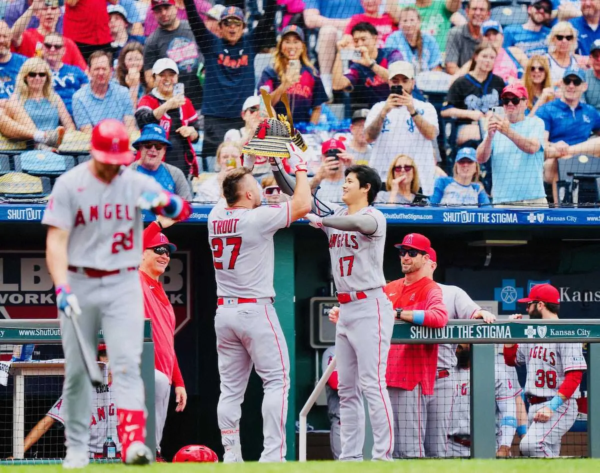 【画像・写真】＜ロイヤルズ・エンゼルス＞5回、2者連続弾となるソロを放ったトラウトを迎える大谷（撮影・会津　智海）