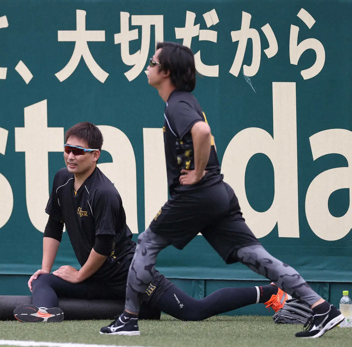 【画像・写真】阪神・岩崎＆島本が甲子園で休日返上トレ　ルーティンの階段登りなどで汗　リーグ戦再開へ気合十分