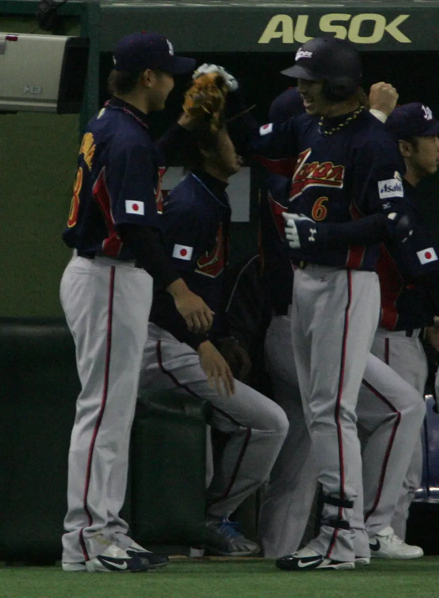 2006年の第1回WBCの台湾戦で初回に先制3ランを放った多村を出迎える