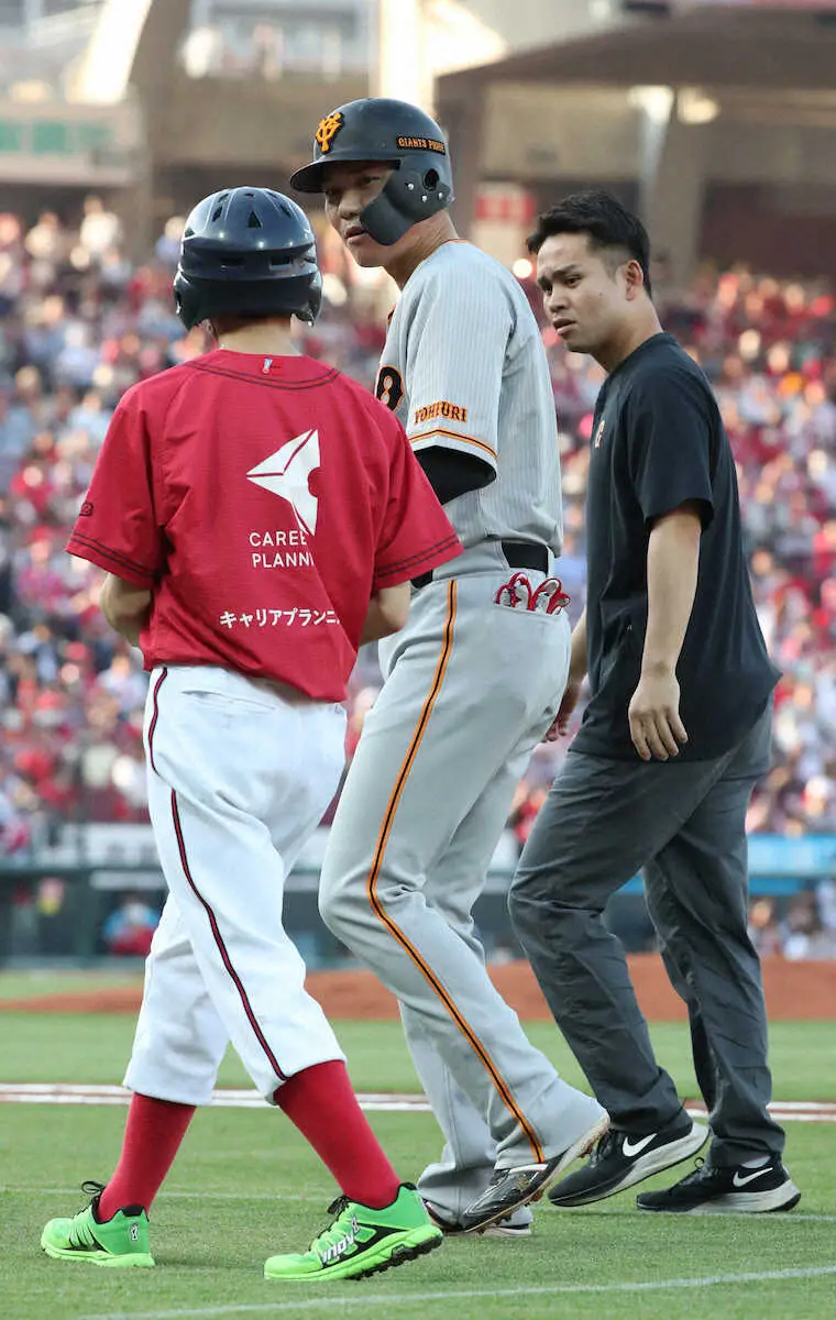 【画像・写真】巨人痛ッ！　坂本勇人が交流戦明け初戦第1打席で安打放つも負傷交代　原監督も首ひねる