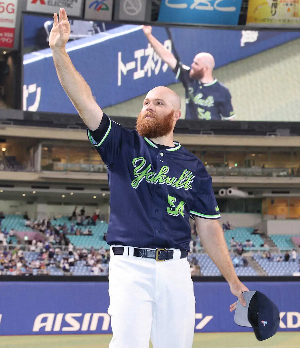 【画像・写真】ヤクルト・サイスニード　「とてもいい気分」初完投初完封　高津監督らと歓喜のハグ＆夫人に投げキス