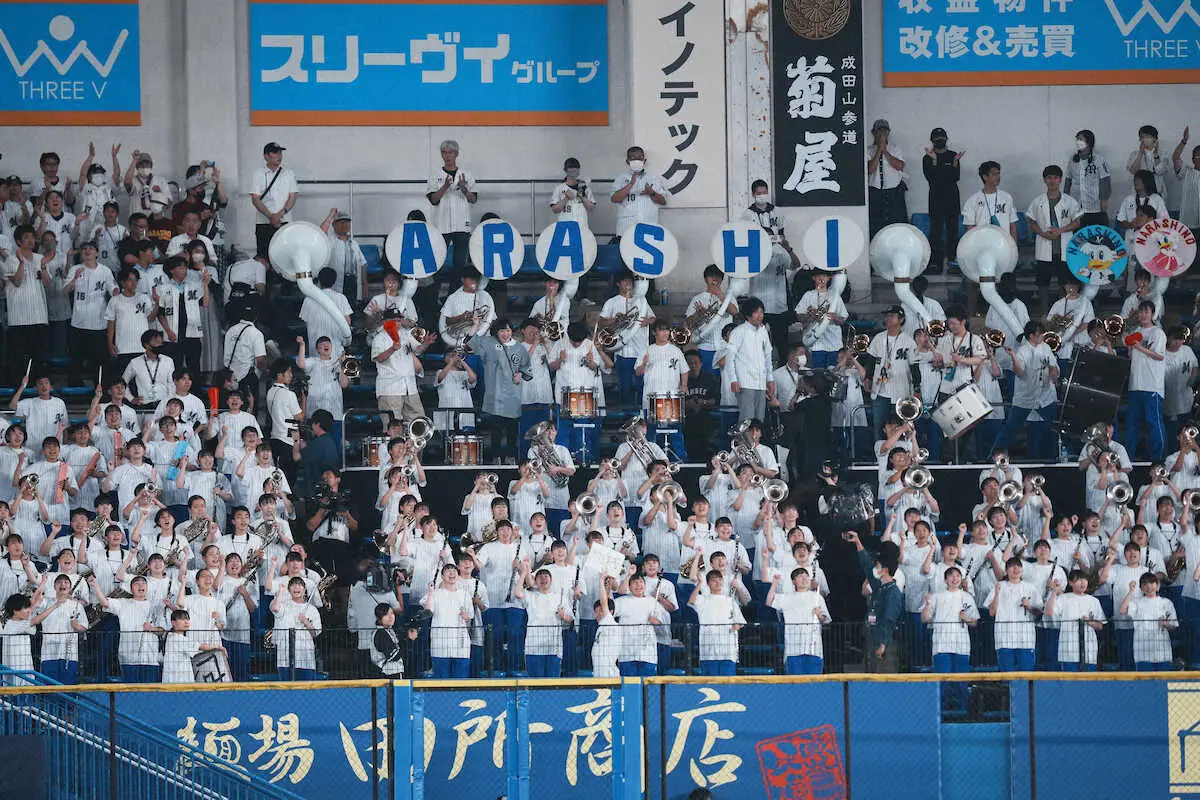 【画像・写真】美爆音をバックに来年こそロッテの勝利を願う