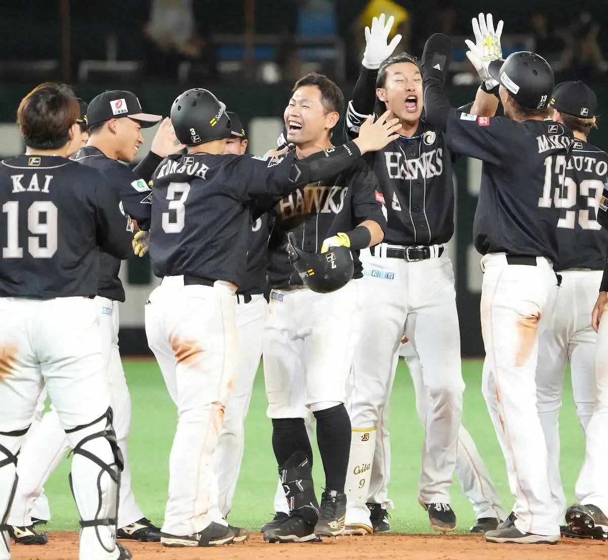 【画像・写真】ソフトバンク・中村晃“チャンスの神様”だ!!　2日連続決勝打「三森が勇気ある盗塁」に気合で応えた