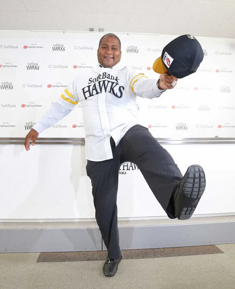 【画像・写真】ソフトバンク・デスパイネ再入団会見「自分の故郷にいるような感覚」最短7・4日ハム戦での合流目指す