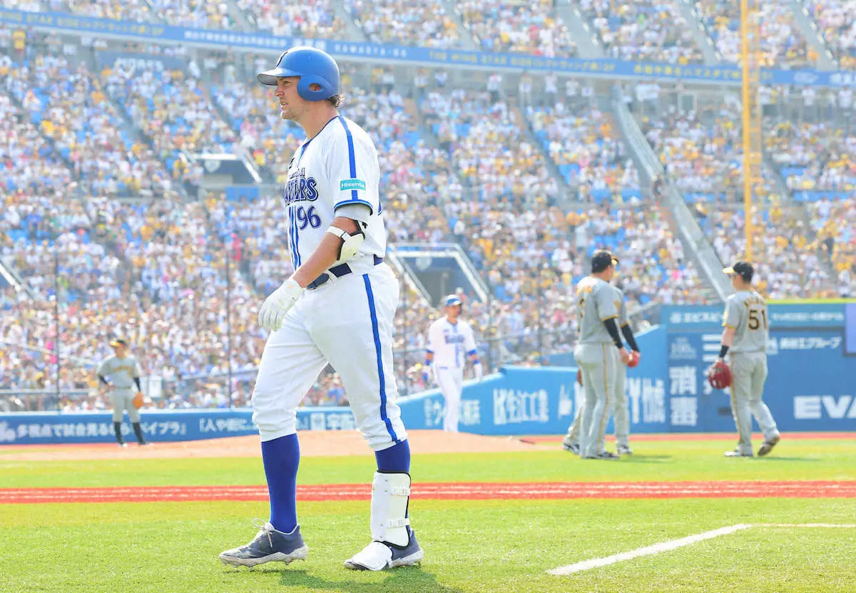 【画像・写真】DeNAバウアー珍事　ナイスバントからの内側走行でアウト！送球がヘルメット直撃