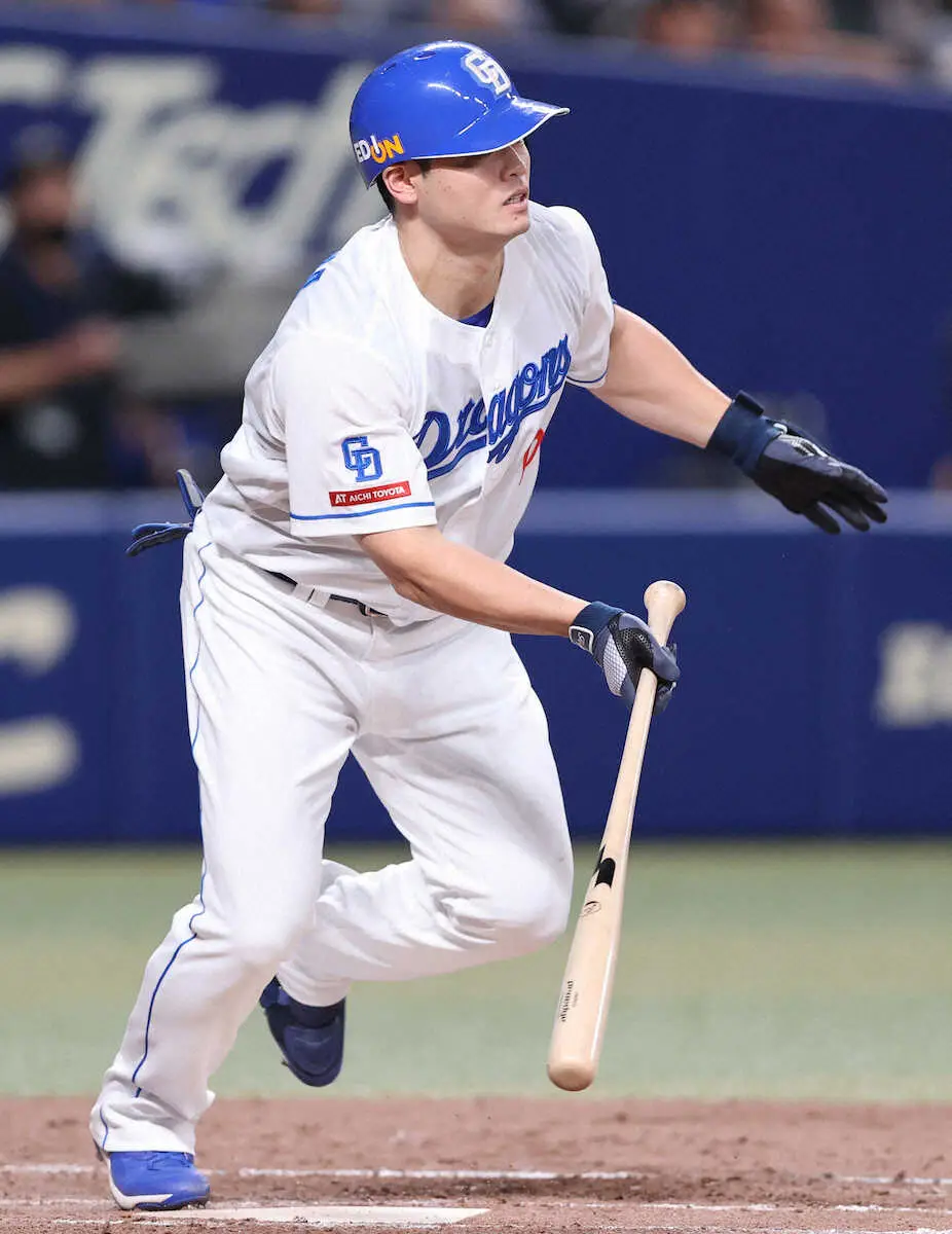 【画像・写真】中日・細川が打球に当たってアウトに　一塁走者でジャンプ→足に当たって守備妨害の珍プレー