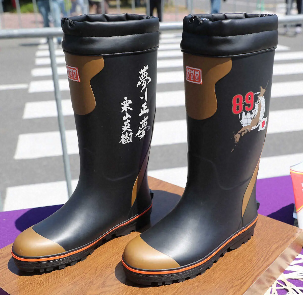 新品ＷＢＣ優勝栗山監督モデルの長靴限定販売品です！ 栗山英樹さん“ふるさと”凱旋 おなじみの「あの靴」も限定販売 | 毎日新聞