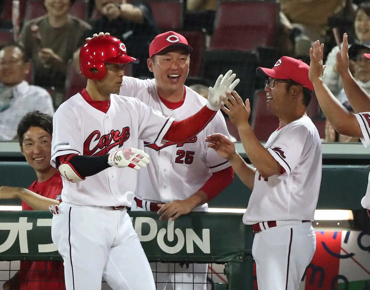 【画像・写真】広島・新井監督が秋山に最敬礼「最高の仕事」「準備、野球に対する姿勢というのは周りの選手は見ている」