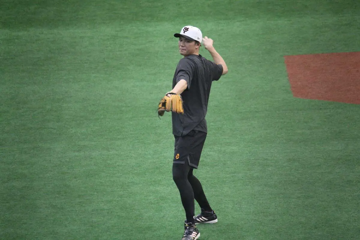 【画像・写真】前半戦復帰が絶望的な巨人・坂本がジャイアンツ球場に姿　最長塁間でキャッチボール