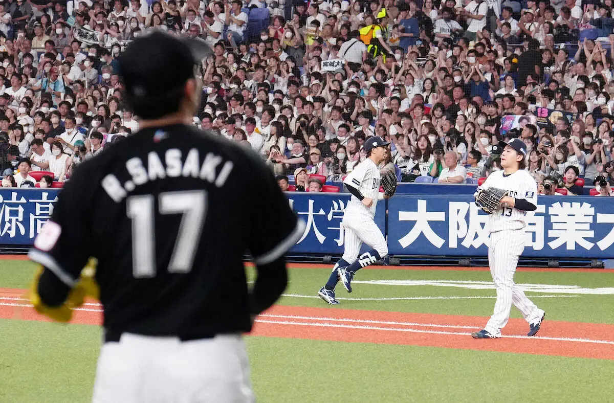 【画像・写真】ロッテ佐々木朗とオリックス宮城　3度目対決から一夜明けて仲良く談笑　昨日の敵は今日の友