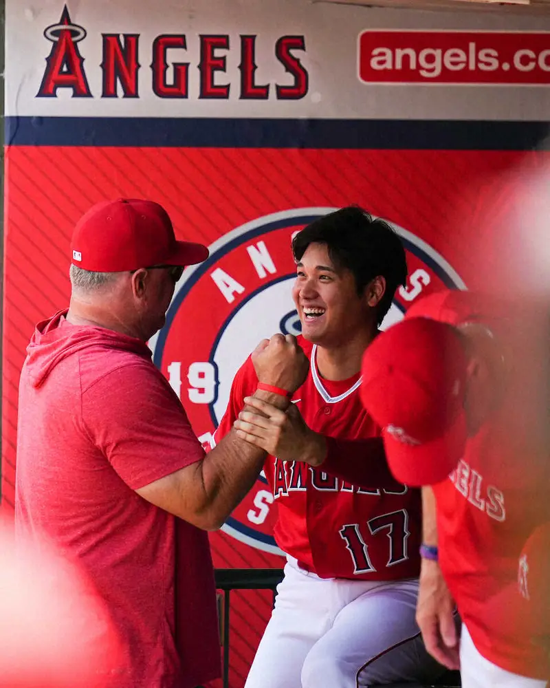 【画像・写真】＜エンゼルス・ホワイトソックス＞試合前、ベンチでネビン監督（左）の腕をつかみ笑顔の大谷（撮影・沢田　明徳）