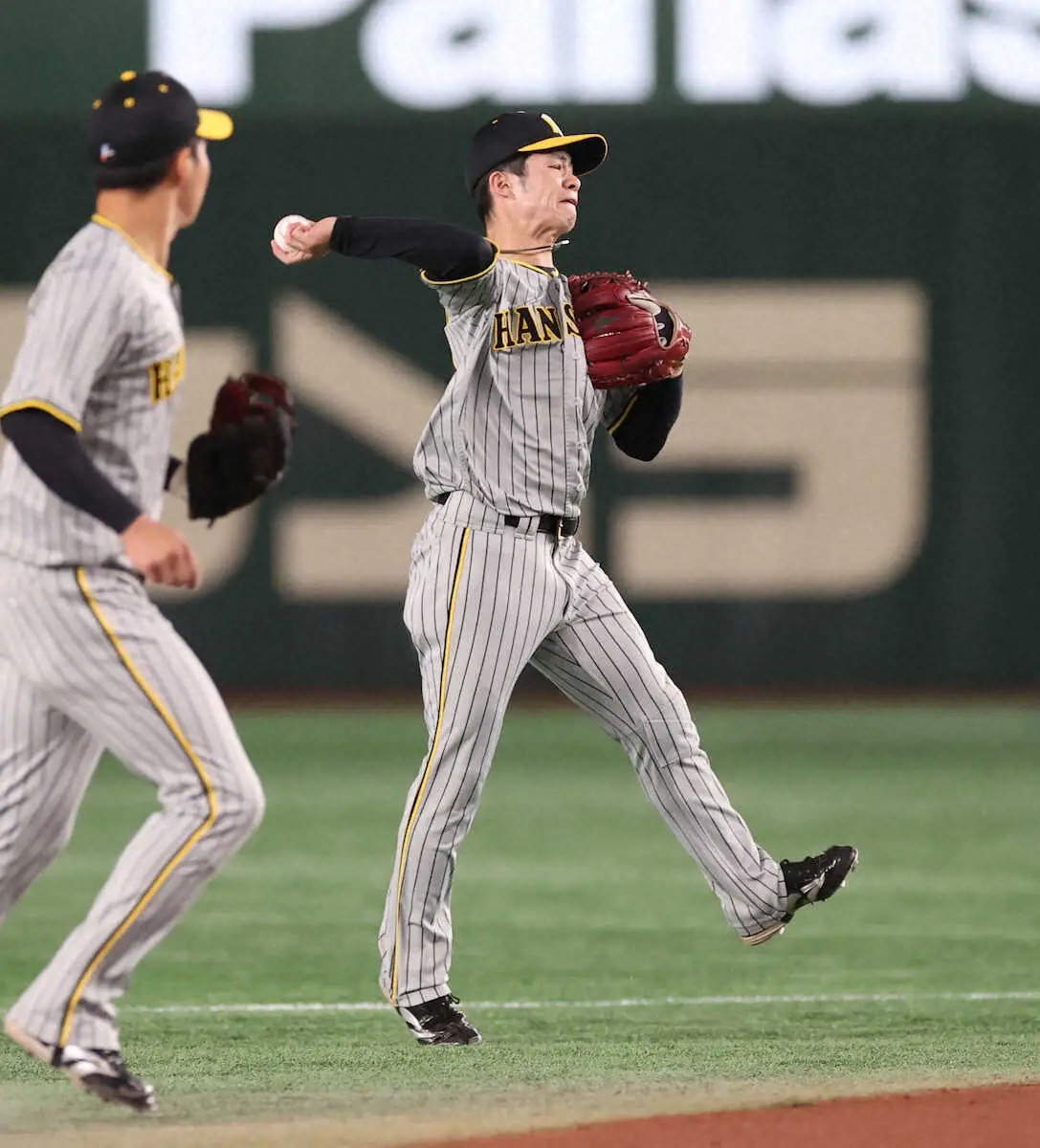 【画像・写真】＜巨・神＞　初回無死、吉川の打球を処理する中野（撮影・大森　寛明）