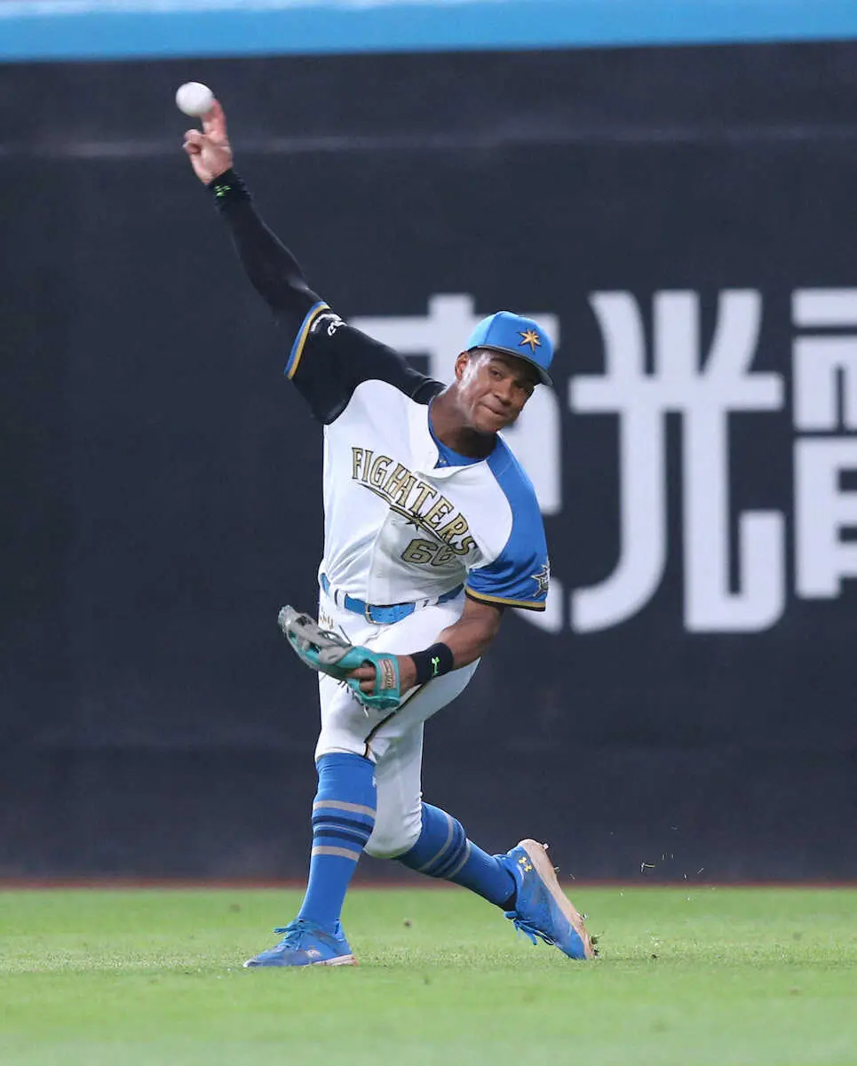 【画像・写真】日本ハム・万波　魅せたレーザービーム　右翼定位置やや後ろから三塁へノーバン送球