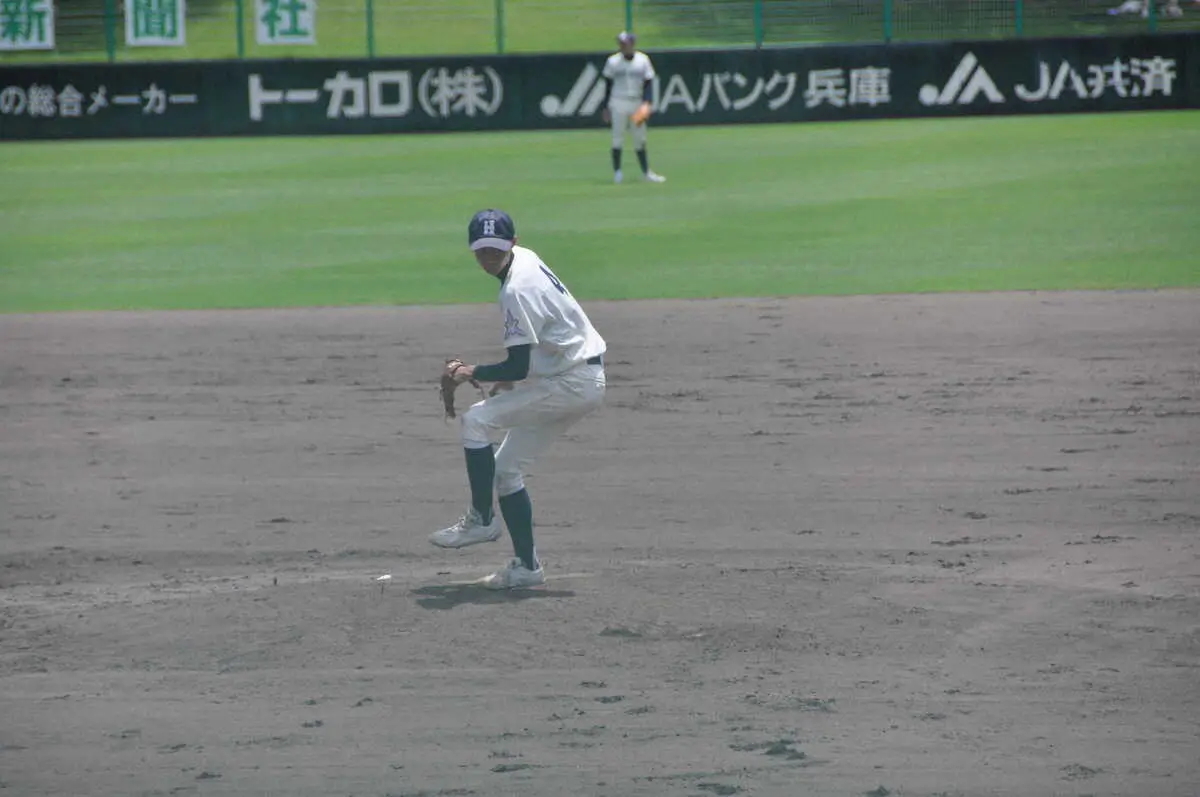 【画像・写真】第1回大会から皆勤出場の兵庫が快勝　変則右腕の2年生・竹中が8回3失点「3年生の思いも背負って」