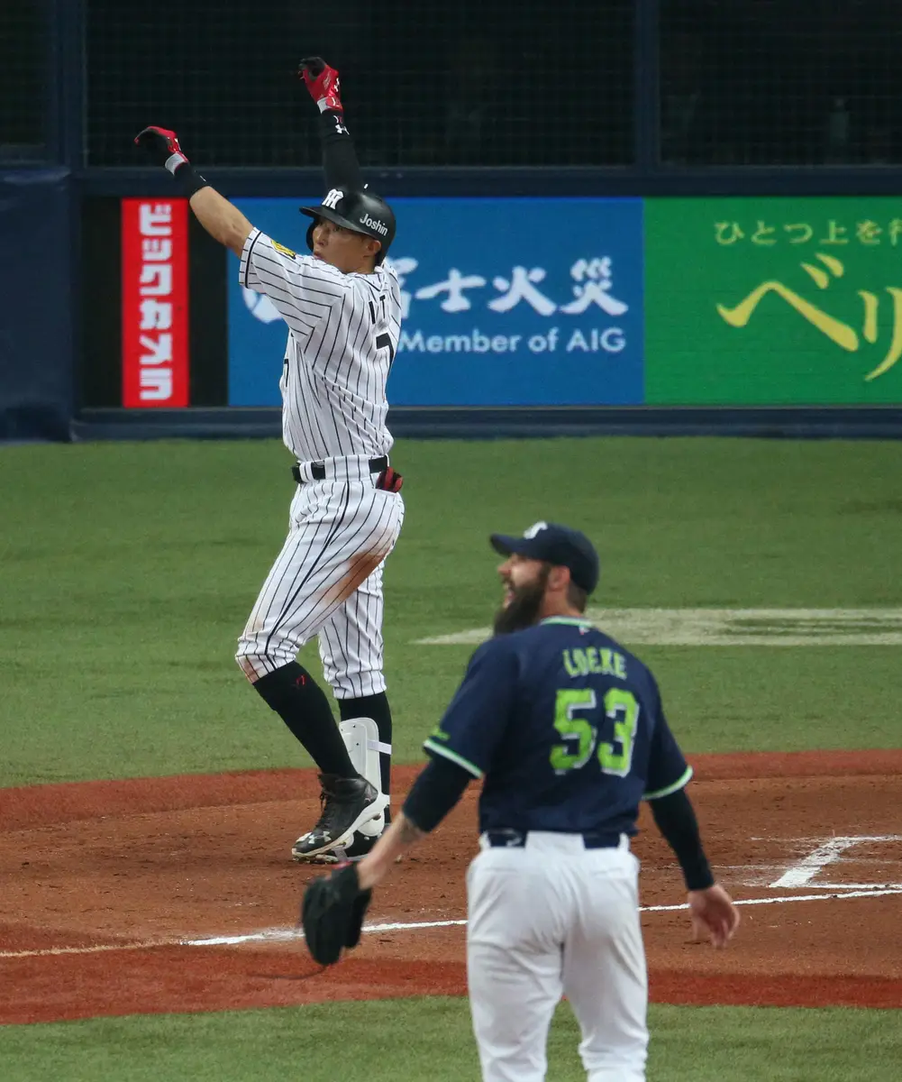 【画像・写真】2017年4月5日のヤクルト戦でルーキから3ランを放つ糸井