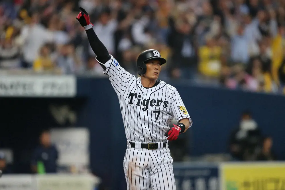 【画像・写真】2017年4月5日のヤクルト戦で3ランを放つ糸井