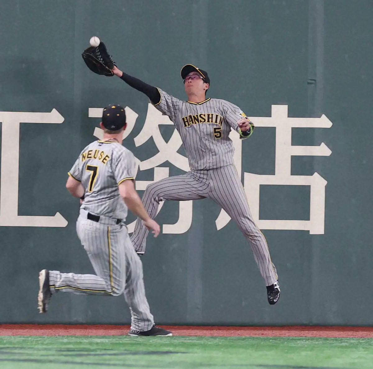 【画像・写真】にくいよ!このド根性キャッチ!　阪神・近本、脇腹死球もん絶も…直後ケロっと大ジャンプ捕球