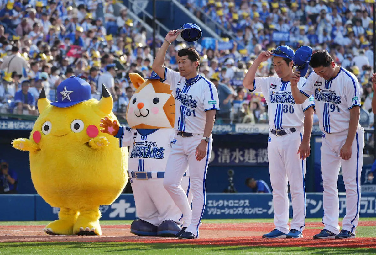 【画像・写真】【隠しマイク】DeNA・三浦監督　ピカチュウから「写真撮って」も…「ジェスチャーでね」即訂正