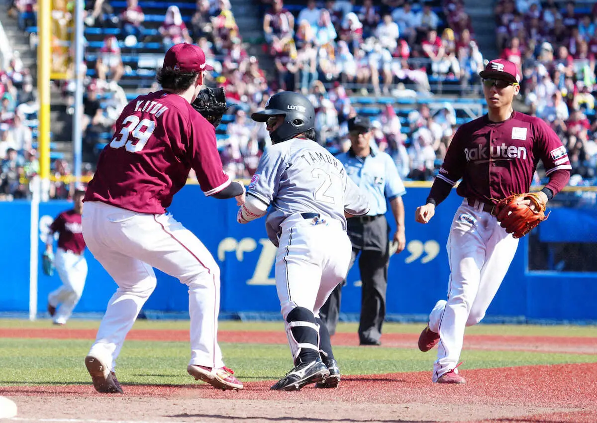 【画像・写真】ロッテ・田村　「地の利」生かせず大敗　5回1死一塁、セーフティーバント→一塁へ悪送球誘うも挟殺