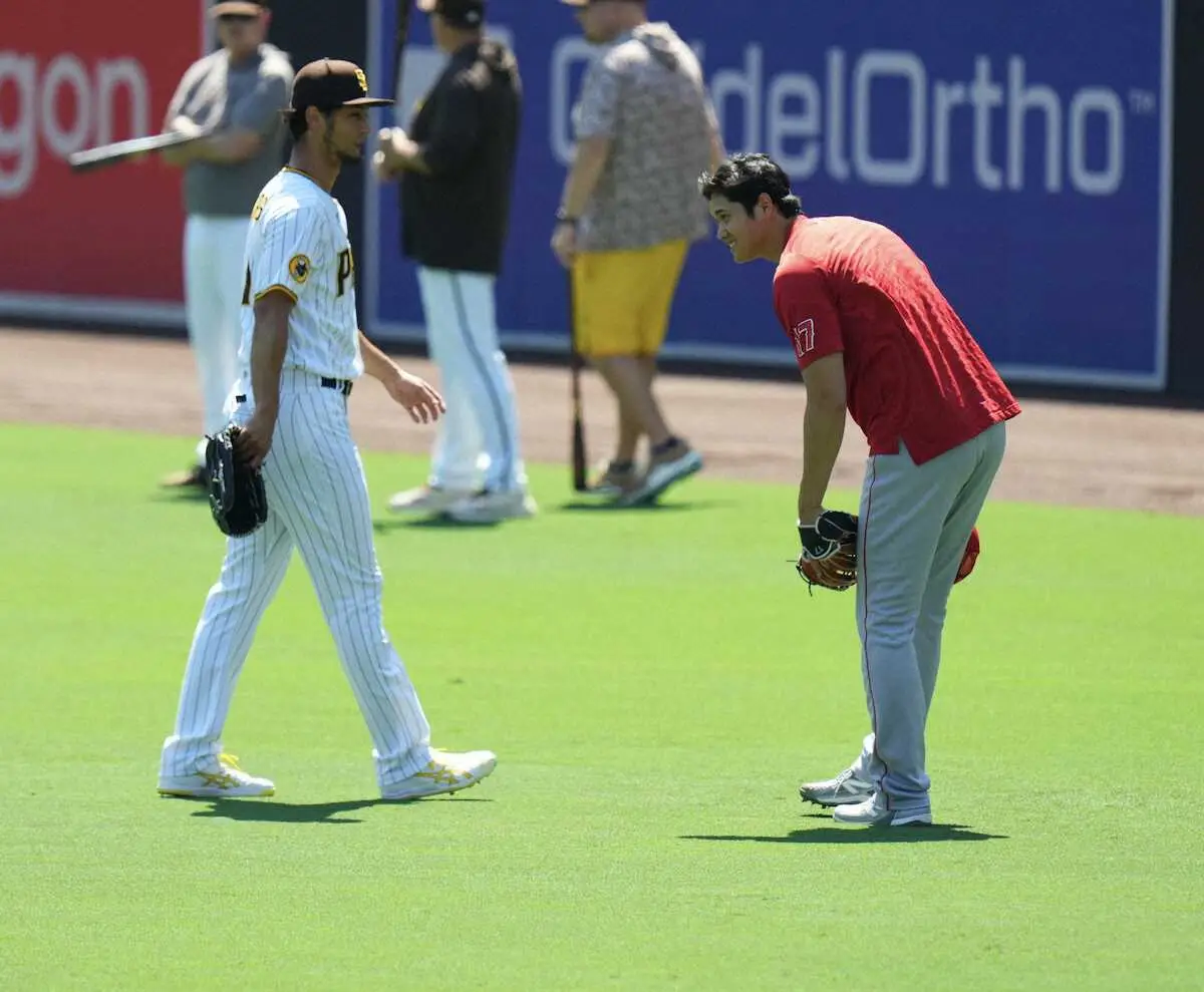 【画像・写真】大谷翔平＆ダルビッシュ　試合前にブルペン“共演”　談笑する場面も　公の場では3月WBC以来の再会