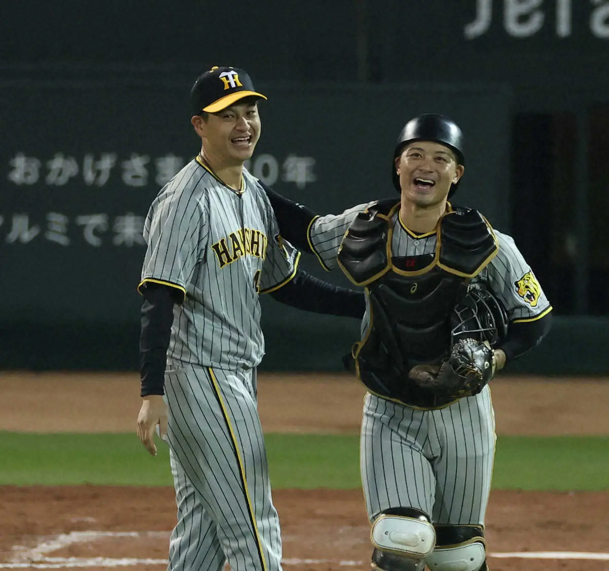 【画像・写真】「素敵なバッテリーだ」虎党のハートも鷲づかみ　2人で“シンクロ”ガッツポーズ！ベンチでの仕草も話題