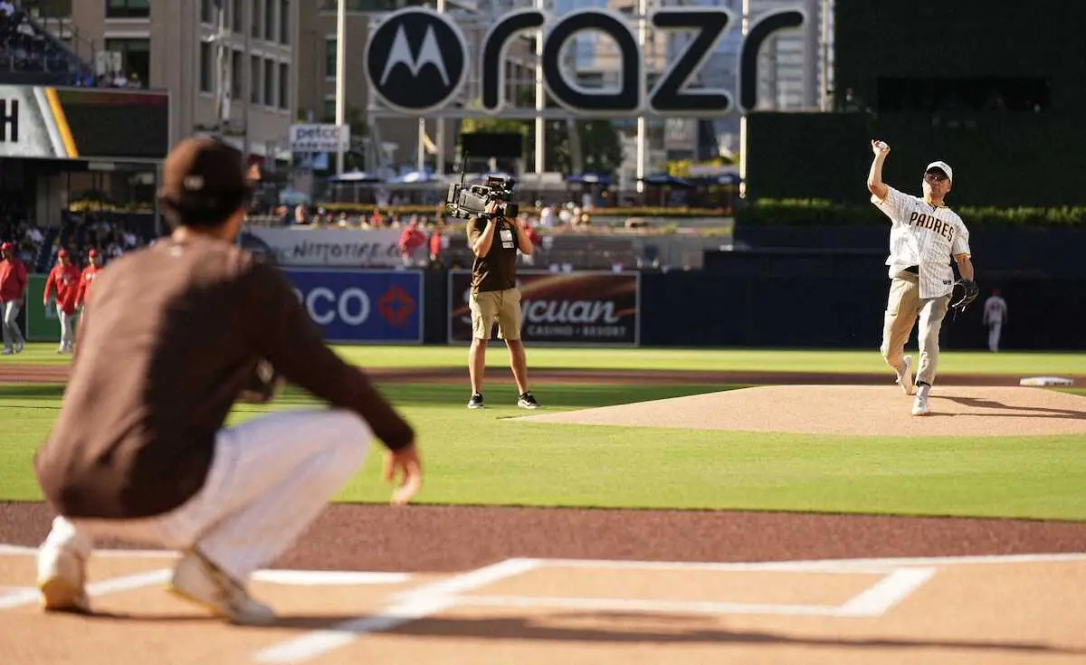 【画像・写真】渡辺謙が始球式　捕手役・ダルビッシュのミットにストライク投球　エンゼルス－パドレス戦