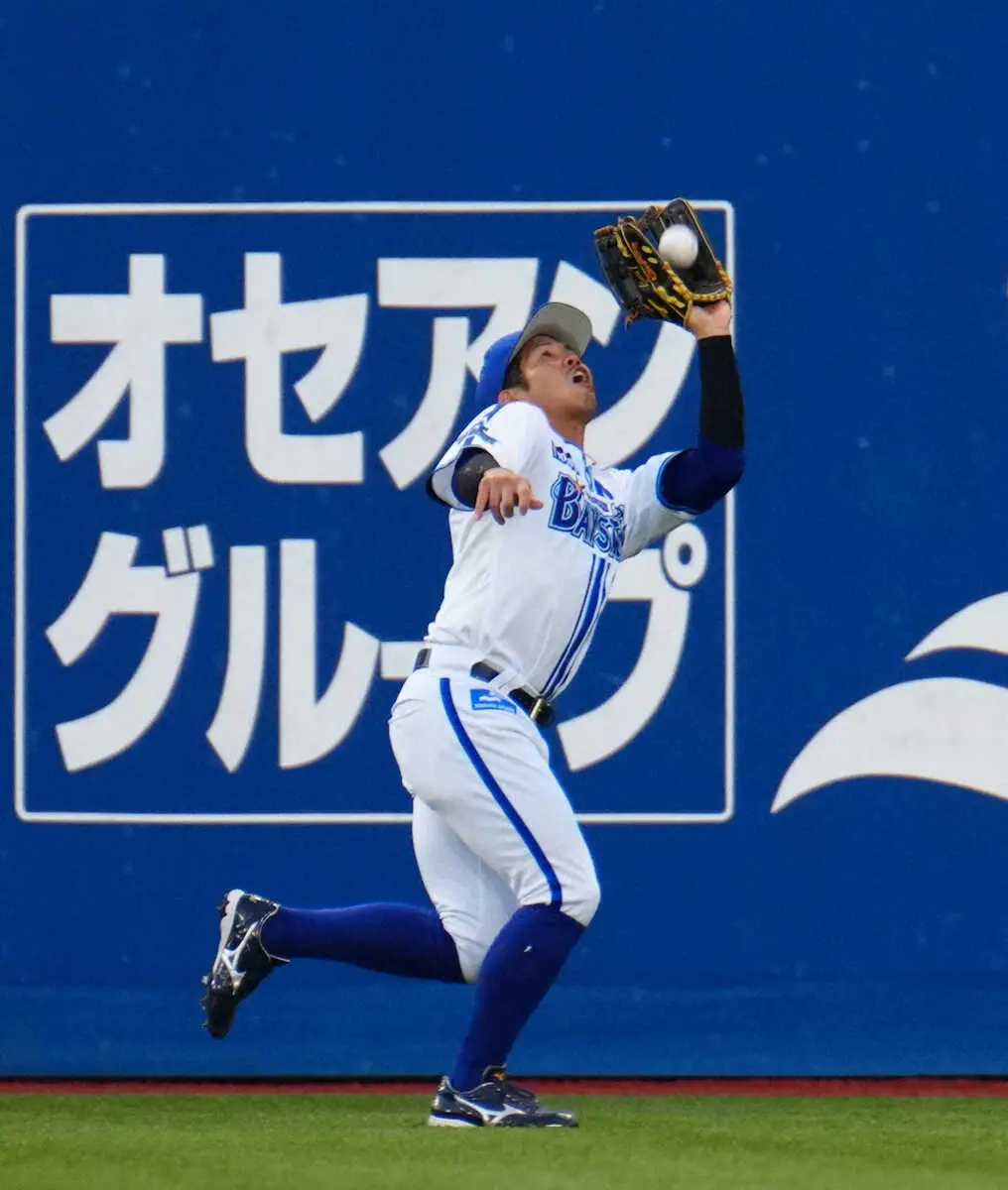 【画像・写真】DeNA楠本が完全に飛球見失うも、桑原がナイスカバー　バウアーの険しい表情にネットも反応　