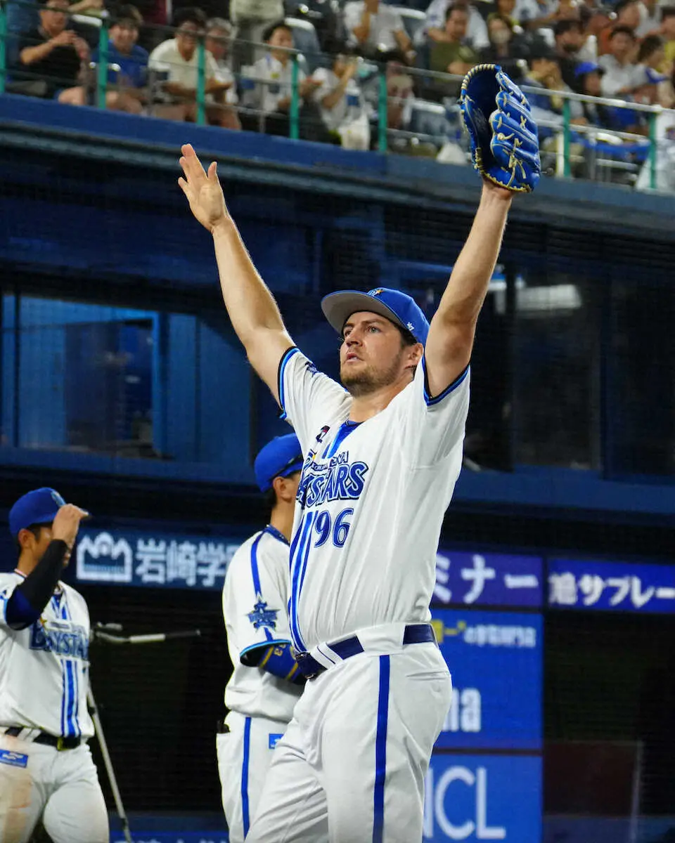 【画像・写真】DeNAバウアー　お立ち台で「ヒーロー！誕生日おめでとう」　飯沢通訳への感謝の言葉にハマスタ大喝采