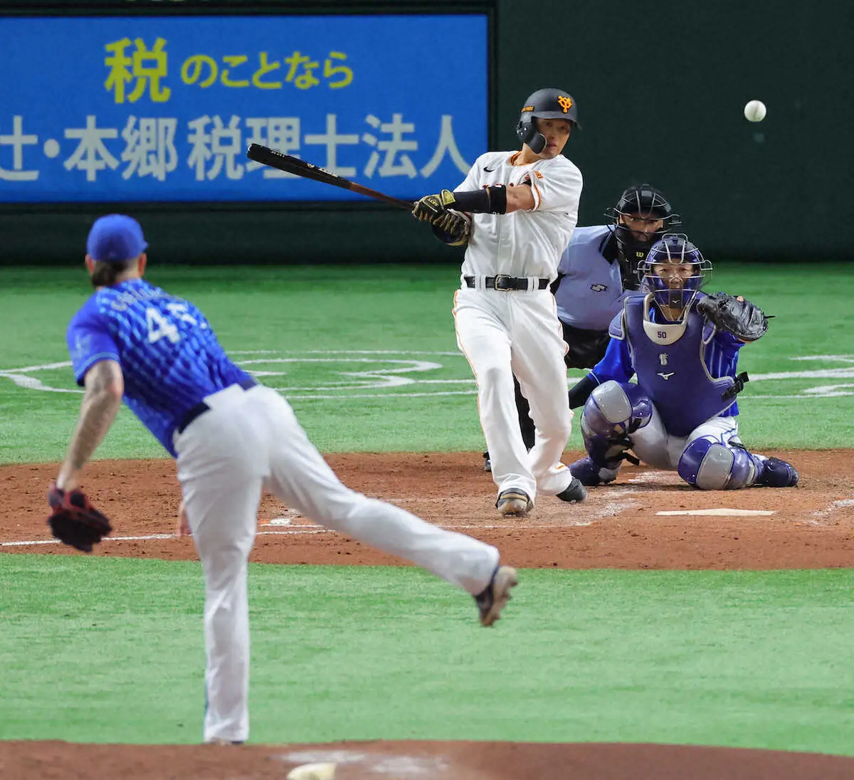【画像・写真】巨人・吉川尚輝　高々と右腕突き上げ、雄たけび一発　「何とかしたい」思いで2点適時打