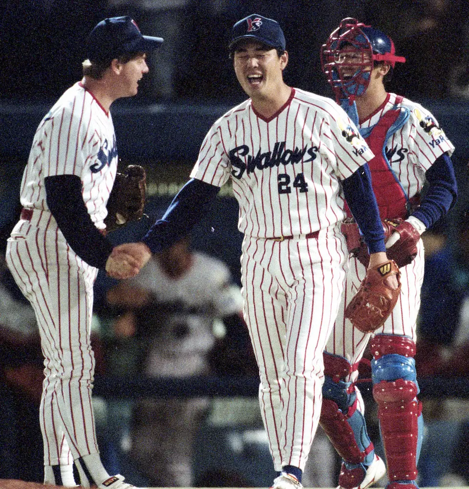 【画像・写真】セ・リーグ初勝利を挙げた吉井を、祝福する古田（右）とオマリー（左）（1995年撮影）