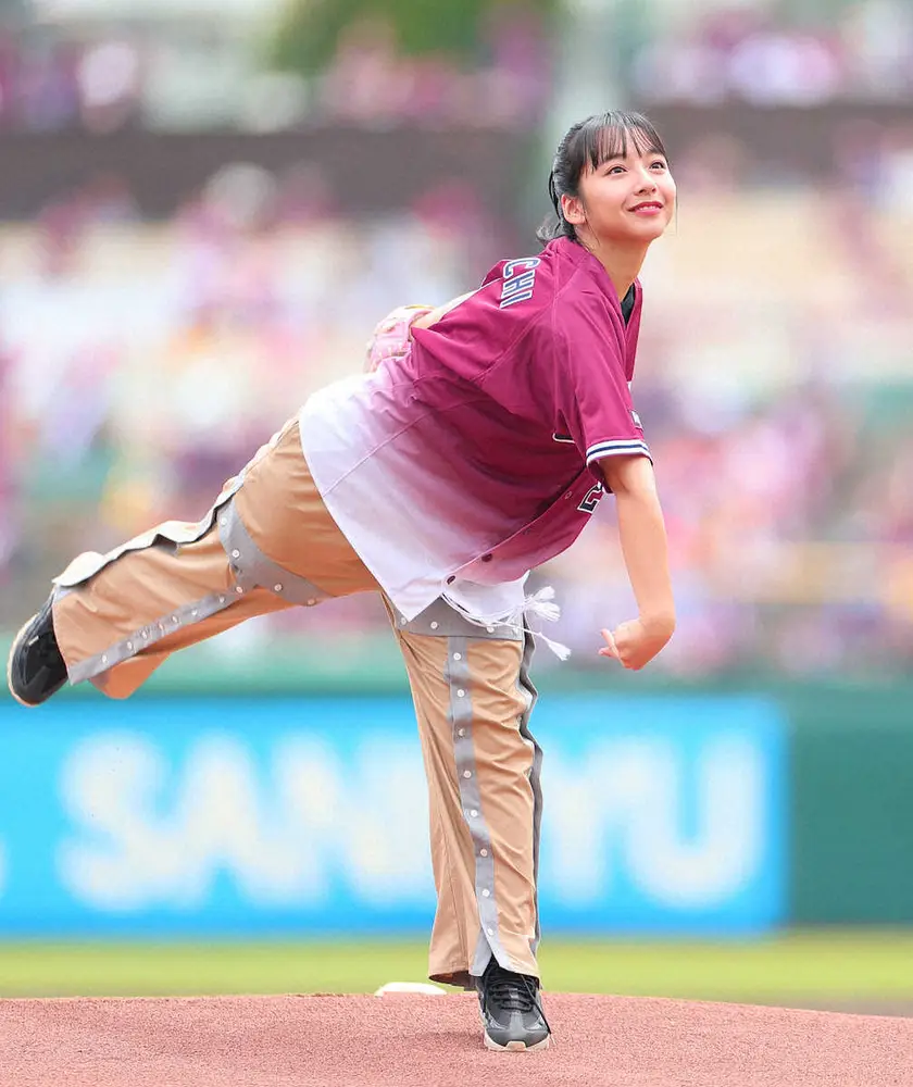 【画像・写真】ボートレースイメージガール、山之内すず―人生初の始球式はワンバウンドながらホッ